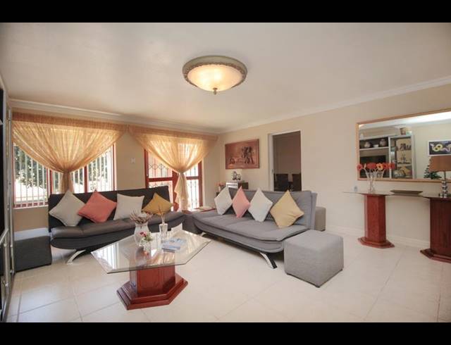 5 BEDROOM HOUSE FOR SALE IN FRAAIUITSIG